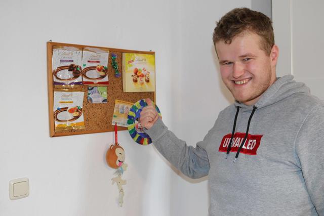Simon Kriechbaumer ist ein Riesenfan von Lindt-Schokolade. Der 24-Jährige ist Autist und lebt in der invita-Wohngruppe am Moserhof in Waldkirchen am Wesen.
