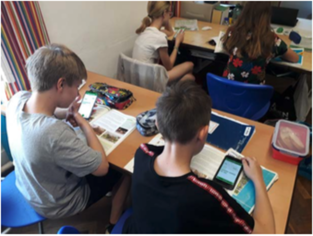 Schüler lernen mit eSquirrel im digitalen Klassenzimmer .