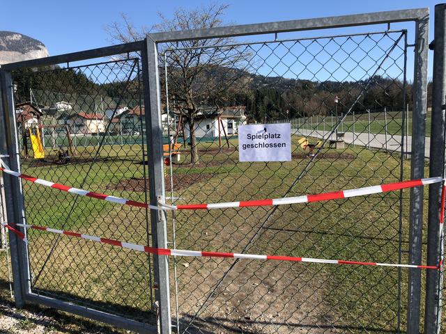 Die Bevölkerung im Bezirk Kufstein hält sich laut den Bürgermeistern in den meisten Fällen vorbildlich an die verordneten Maßnahmen gegen die uneingeschränkte Verbreitung des Coronavirus. Direkte soziale Kontakte und Treffen auf Spielplätzen, wie jenem in Kirchbichl, sind derzeit Tabu.