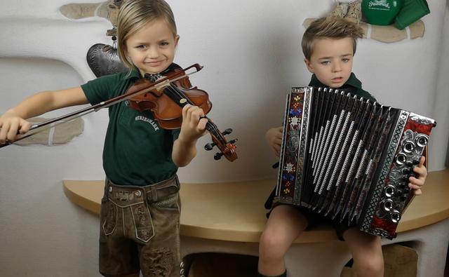 Die steirische Lebensart wird einmal mehr, jetzt auch zu Hause, hochgehalten. Ob Musik, Tracht, Kulinarik, steirische Sprüche oder Handwerk – jetzt ist Kreativität gefragt.  | Foto: Tröster