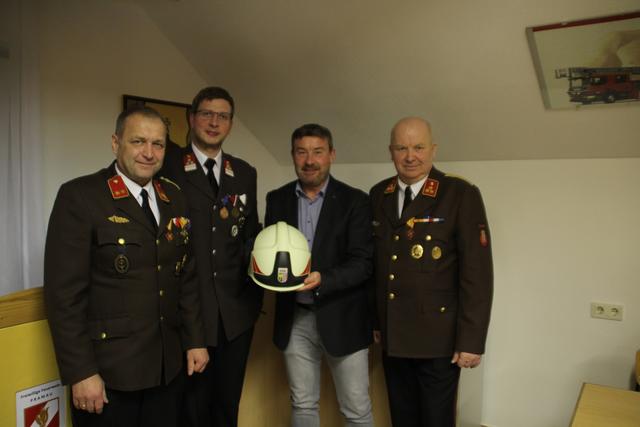 Anton Kieslinger, Bankstellenleiter der Raiffeisenbank Taufkirchen an der Pram, überreichte den neuen Feuerwehrhelm.  | Foto: FF Pramau