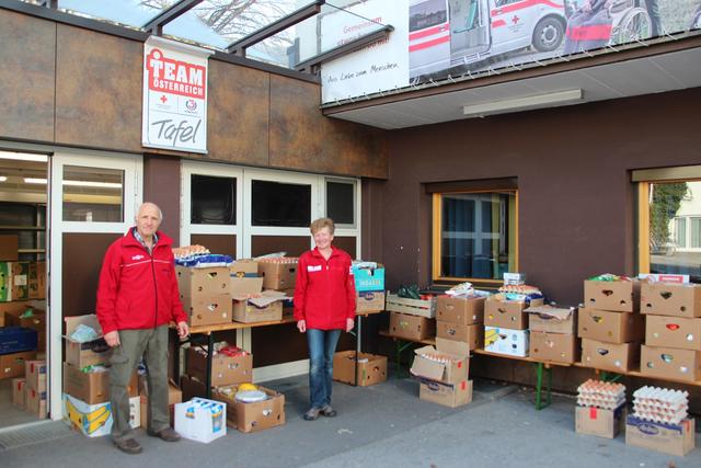 Raimund Gander und Monika Troger mit den Lebensmittelpaketen, die sie am Vortag mit ihrem Team zusammengestellt haben.