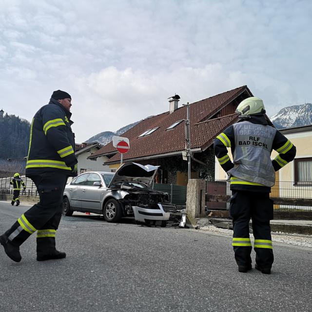 Das Fahrzeug fuhr in der Ischler Innenstadt gegen einen Betonpfeiler.