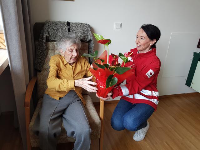 Die 99-jährige Ida Herbst aus dem Seniorenwohnheim Hallein freut sich über die Blumen.