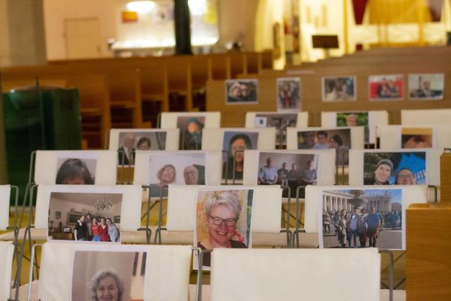 Viele Gesichter lachen Dompfarrer Pater Erich bei seinen Messen entgegen