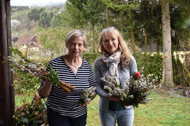 Monika Kuster und Sophie Glantschnig beim Palmbuschenbinden.