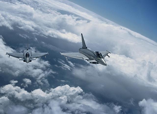 Zwei Eurofighter fingen über Gloggnitz ein Flugzeug ab.