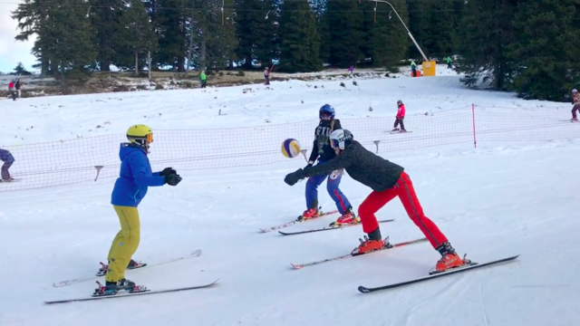 "Weirder" geht’s kaum: Im Jänner probierten Dorina und Ronja Klinger "Ski-Volleyball".