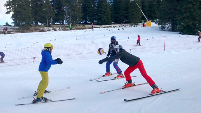 "Weirder" geht’s kaum: Im Jänner probierten Dorina und Ronja Klinger "Ski-Volleyball". | Foto: KK