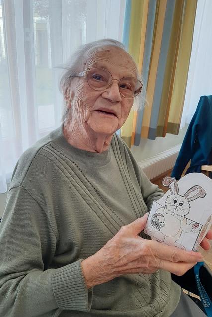 Bewohnerin Elisabeth Jaidl mit ihrem selbstbemalten Osterkörbchen.