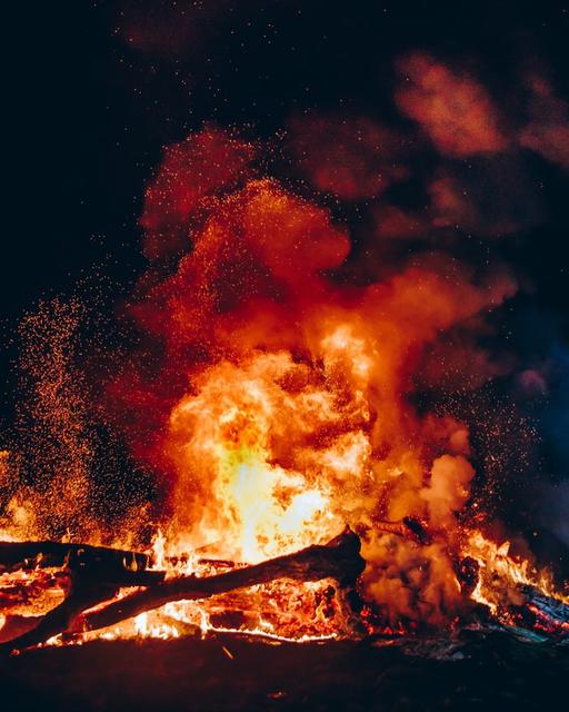 Mit den traditionellen Osterfeuern wird es heuer ebenfalls nichts. Auch diese sind aufgrund des Corona-Virus verboten.  | Foto: privat