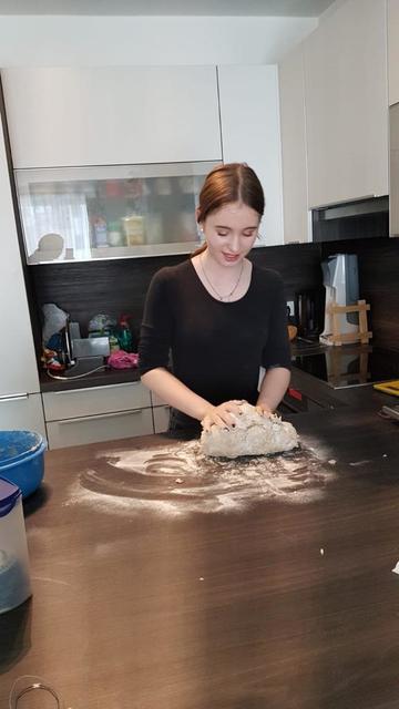 Ein Sonnenblumenbrot entsteht bei Leonie Riedlsperger
