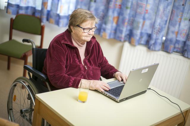 Mit Hilfe von Skype können Bewohner im Haus St. Katharina weiterhin in Kontakt mit ihren Liebsten treten. | Foto: Barmherzige Schwestern Krankenhaus