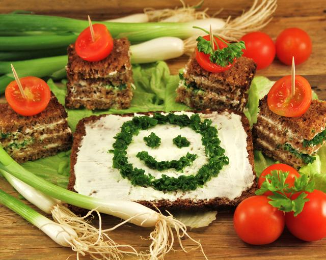 Ausgewogene Ernährung und sportliche Betätigung sind weiterhin essentiell, um trotz Krise gesund zu bleiben.