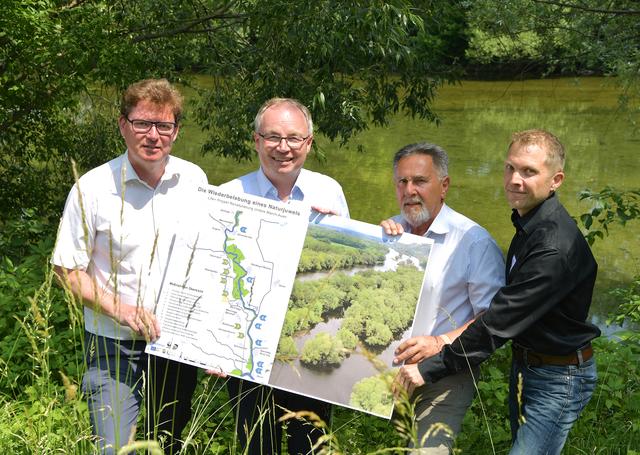 viadonau-Geschäftsführer Hans-Peter Hasenbichler, LH-Stellvertreter Stephan Pernkopf, Landesfischermeister Karl Gravogl und WWF-Projektleiter Michael Stelzhammer | Foto: NLK / Pfeiffer