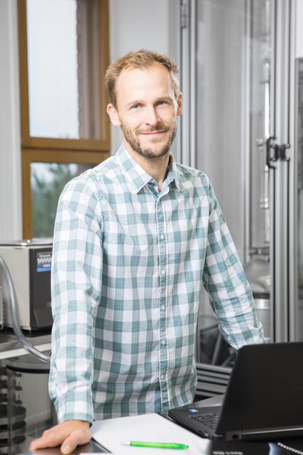 Der Mikrobiologe Martin Täubel bei seiner Arbeit am National Institute for Health and Welfare in Kuopio.