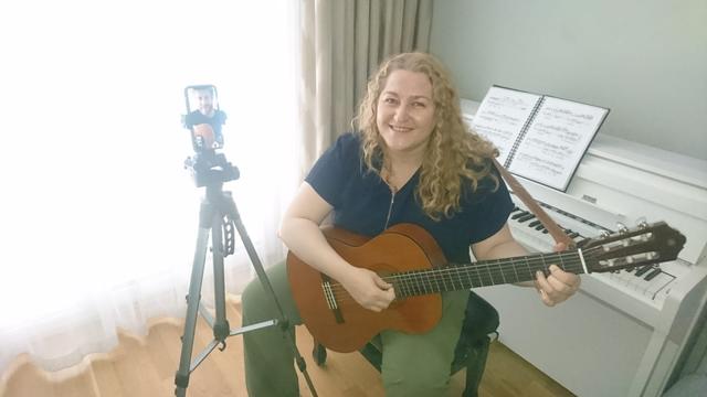 Marcela Dufter nimmt virtuellen Gitarrenunterricht.
