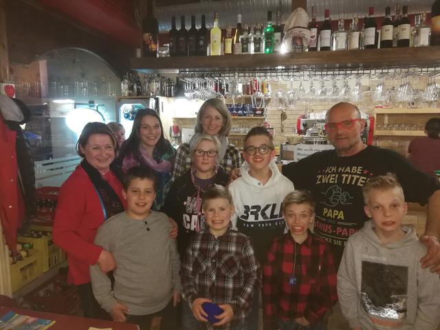 Die Pizza von Salvatore Pappalardo in Bad Kleinkirchheim schmeckte Nico Jamy, Fabian Hafner, Manuel Sodl , Jonas Payer, Nikolaus Zechner, Selina Unterrieder und den Begleitpersonen Erika Puff, Katharina Bandstätter und Sigrid Jobst.