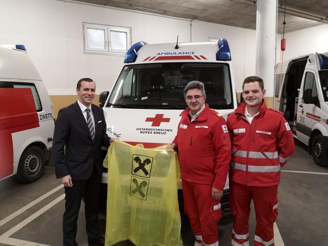 Daniel Silberbauer (Raiffeisenbank Region Waldviertel Mitte), Bezirksstellengeschäftsführer Manfred Ehrgott (Rotes Kreuz Zwettl) und Fabian Stocker (Rotes Kreuz Zwettl und Raiffeisenbank Region Waldviertel Mitte) - v.l.