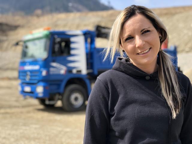 Jasmine Messners Alltag ist turbulent. Die Powerfrau transportiert Schotter und andere Baustoffe mit ihrem Lkw durch das Murtal, ist Mama eines achtjährigen Sohnes und besucht das Abendkolleg in Graz.