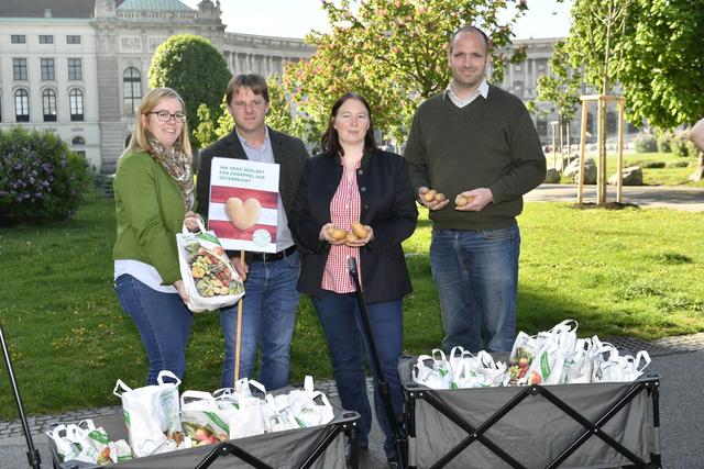 Die IGE mit Obmann Franz Wanzenböck (2.v.li.) und Geschäftsführerin Anita Kamptner (2.v.re.) beim Aktionstag für heimische Lebensmittel 2019 in Wien.