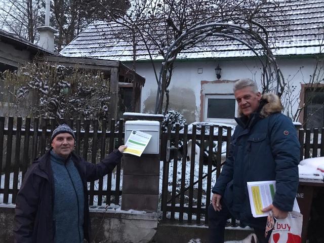 Andreas Pinkl (r.) und Martin Bramböck beim Verteilen der Gemeindeinformation.