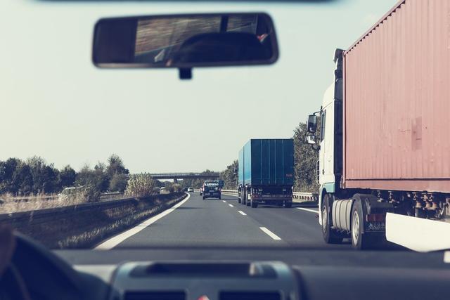 Bis 19. April dürfen LKW auch am Wochenende auf der A12 Inntalautobahn und der A13 Brennerautobahn fahren.