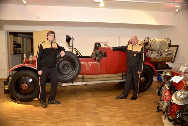 Werner Seib und sein junger Nachfolger Dominic Stroj vor dem Steyr 12 Baujahr 1926 – eines von vielen Schmuckstücken des Museums.