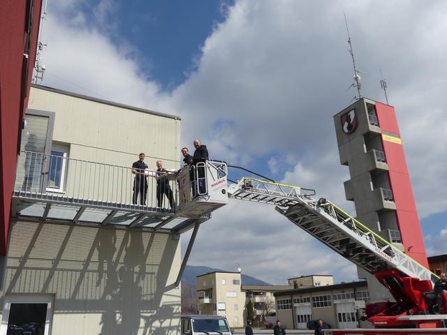 Die Kammeraden der Hauptfeuerwache Villach freuten sich über die Lieferung von Pizza Plus Villach