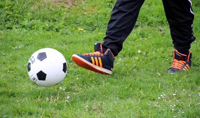 Eine beliebte Freizeitbeschäftigung derzeit: das Fußballspielen im Garten.