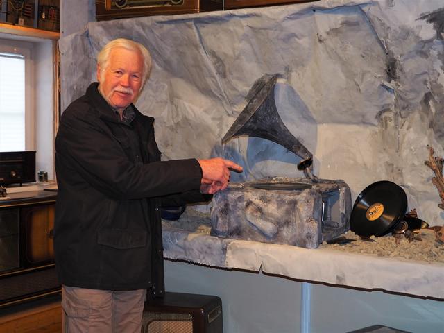Custos Hans Martin Walchhofer im Radiomuseum Grödig mit seinem Fund "Das Grammophon aus der St. Peter Höhle". Stolz zeigt er auch die Holznadel her, mit dem das Grammophon die Schellack abspielt.