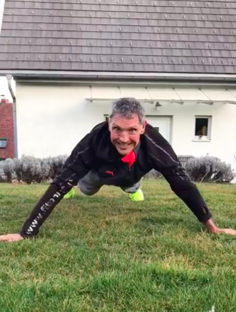 Workout geht auch im Garten: Kurt Steinbauer vom Fitpoint Deutschlandsberg macht's vor.