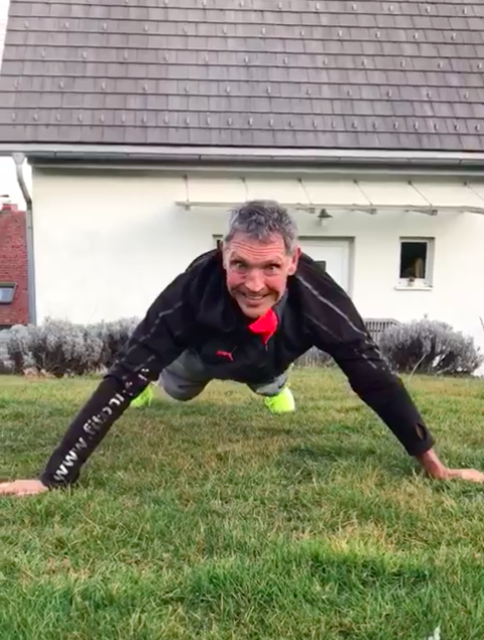 Workout geht auch im Garten: Kurt Steinbauer vom Fitpoint Deutschlandsberg macht's vor. | Foto: KK