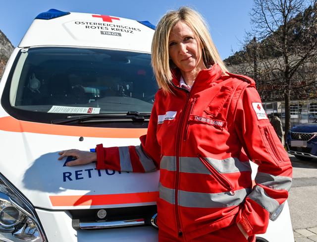 Im Einsatz: Sabine Theiner und ihr Team war das erste, das im Bezirk Landeck einen Covid-19 positiv getesteten Patienten transportierte.  | Foto: Rotes Kreuz Tirol/ Liebl 