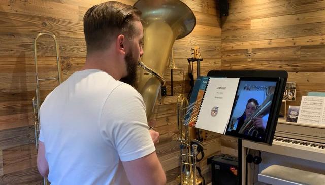 Musikschüler greifen für den Musikunterricht während der Corona-Zeit zur Videotelefonie auf Smartphone, Tablet oder Computer.