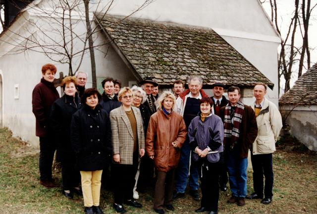 Die Absolventen der ersten Kellergassenführer-Ausbildung im März 2000 – also vor genau 20 Jahren – hier in der „Loamgrui“ - Kellergasse von Unterstinkenbrunn. | Foto: AGRAR PLUS