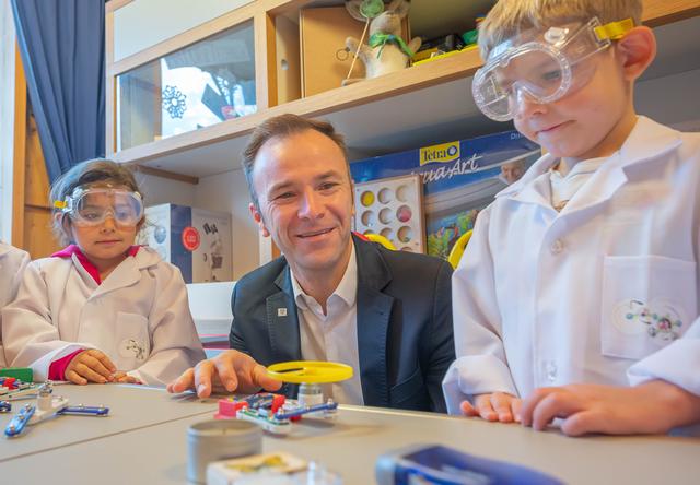 Vor der Corana-Situation wurde dieses Bild aufgenommen. Es zeigt Vizebürgermeister Bernhard Auinger mit den kleinen Forscher im Kindergarten-Bolaring.