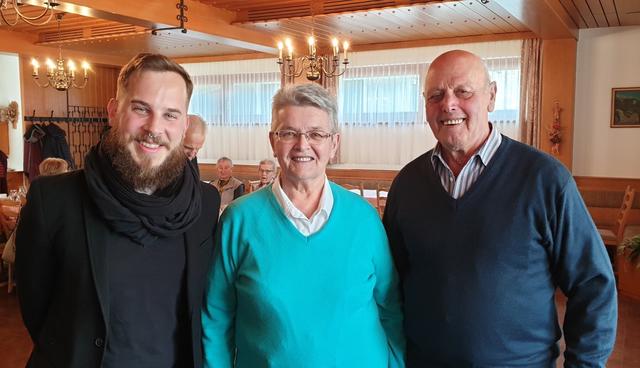 Obfrau Waltraud Granig mit Geschichtsforscher Bernhard Gitschtaler (links) und Franz Gratzer (Die Aufnahme ist vor den aktuell gültigen Corona-Verordnungen entstanden.)