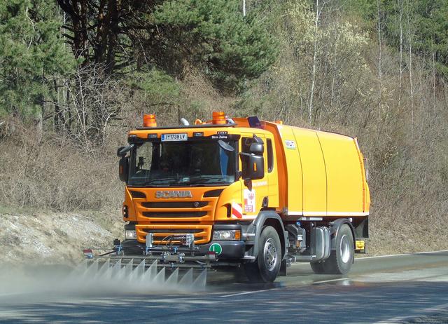 Die Betreuung der Straßen zur Aufrechterhaltung der Verkehrssicherheit ist gewährleistet. Für Sauberkeit und Hygiene auf den Landesstraßen ist gesorgt, auch die Kehrmaschinen sind unterwegs. Die Müllbeseitigung muss aber verschoben werden.