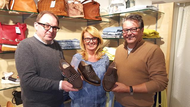 Hannes Schreiber, von der „Vinothek Dürnsteinblick“ in Rossatz ist begeistert, an ihn wurde das erste Paar Kalmuck-Schuhe ausgeliefert, ebenso an Gerhard Kostera.