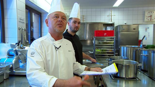 Küchenschef Nesko mit Saisonier Adam aus Ungarn. | Foto: ORF