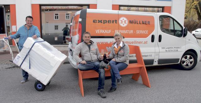 Herbert Müllner (Mi.): „Unser Geschäft ist geschlossen. Aber unsere Elektro- und Servicetechniker sind für Kunden im Einsatz!“