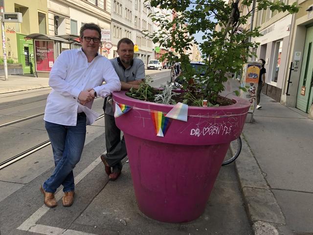 Markus Frömmel (l), Einkaufsstraßen-Obmann der Kaiserstraße und Geschäftsführer der "Konditorei Frömmel's" in der Zieglergasse berichtet über neue Herausforderungen für die Händler.
