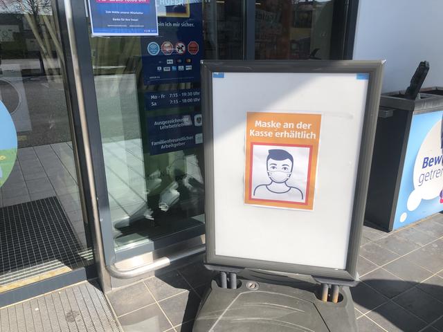 Vor dem Einkauf geht es zur Kassa. Und dort werden Masken ausgegeben.