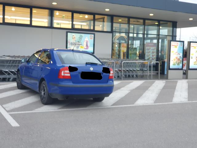 Dieser Fahrer hat sein Auto auf der Sperrfläche abgestellt.