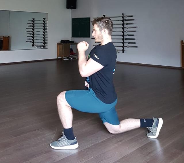 Ausfallschritte dürfen nicht auf dem Trainingsplan für zu Hause fehlen.