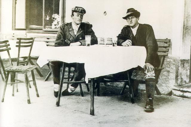 Die Brüder Franz und Georg „Irg“ Steiner unmittelbar nach der Erstdurchsteigung der Dachstein-Südwand