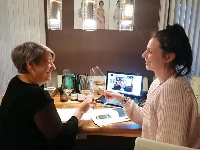 Martina Bombardelli und Julia waren vom online Champagner Kurs begeistert und verfolgten die Erklärungen von Suwi Zlatic aufmerksam.