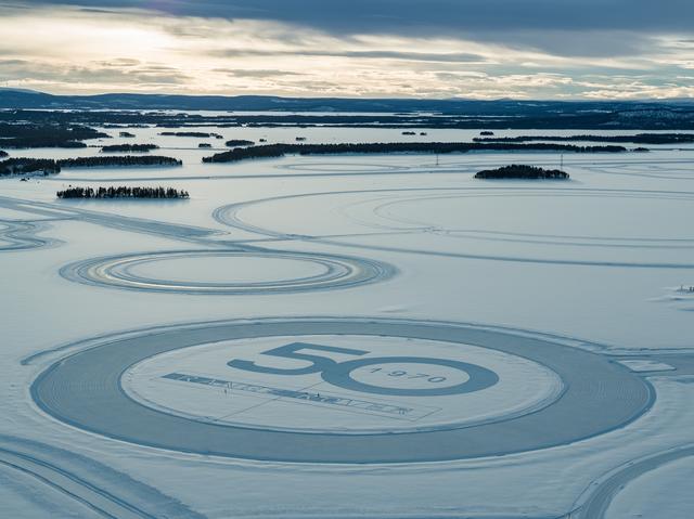 Zu seinem 50. Geburtstag bekam der Range Rover ein Schnee-Logo geschenkt, das mit Schritten gestaltet wurde.