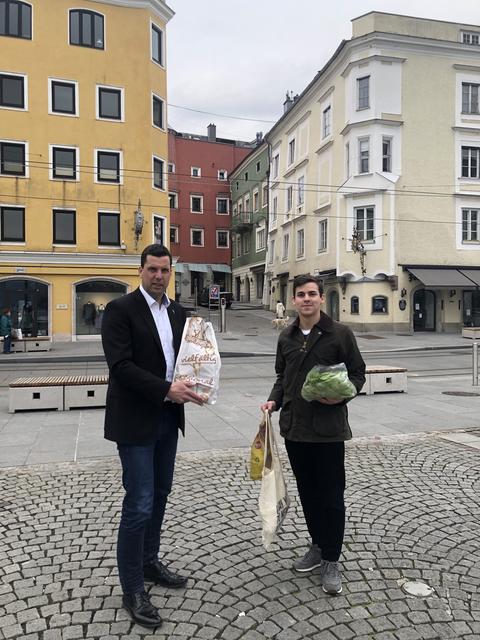 Bürgermeister Stefan Krapf mit Maximilian Attwenger von der JVP Gmunden.